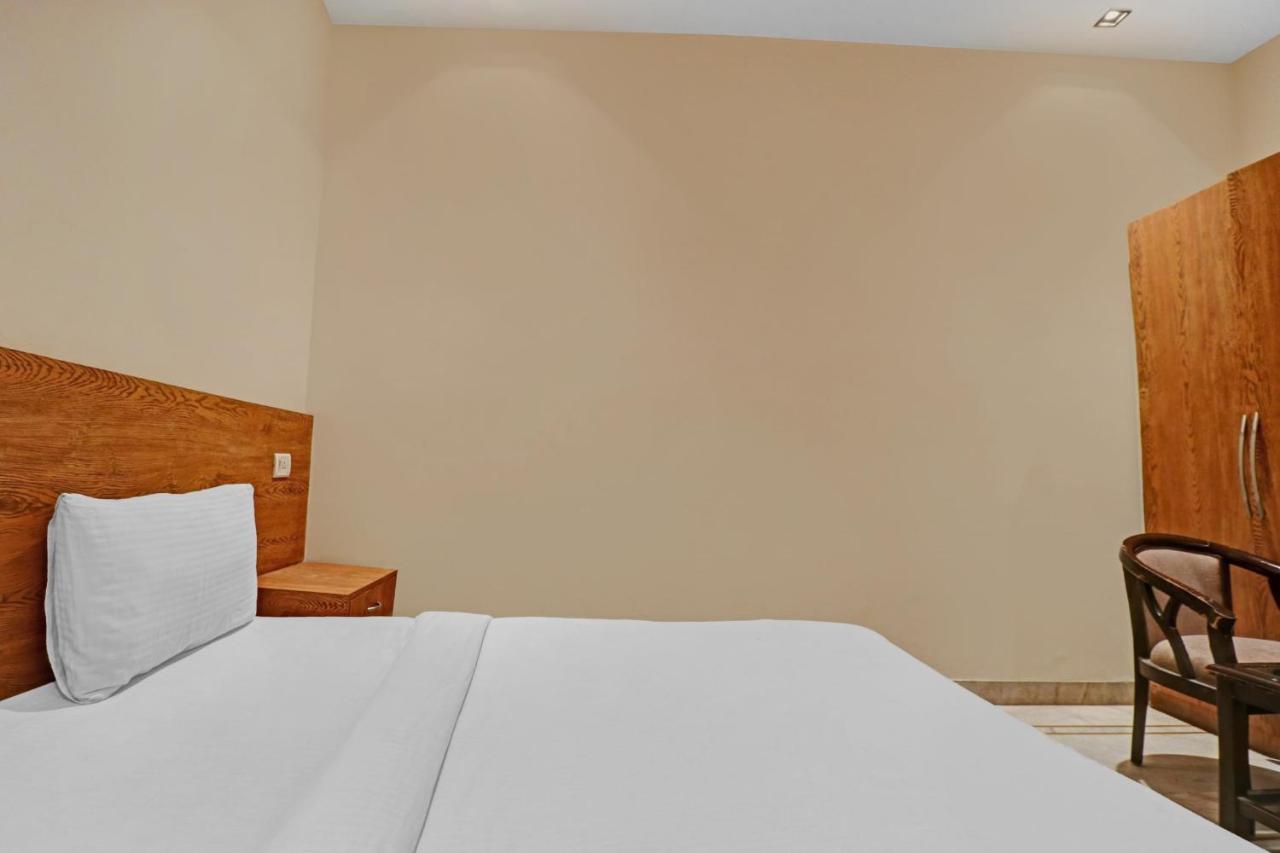 Airport Hotel Goodluck Нью-Дели Экстерьер фото