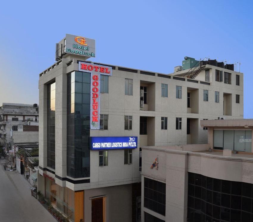 Airport Hotel Goodluck Нью-Дели Экстерьер фото